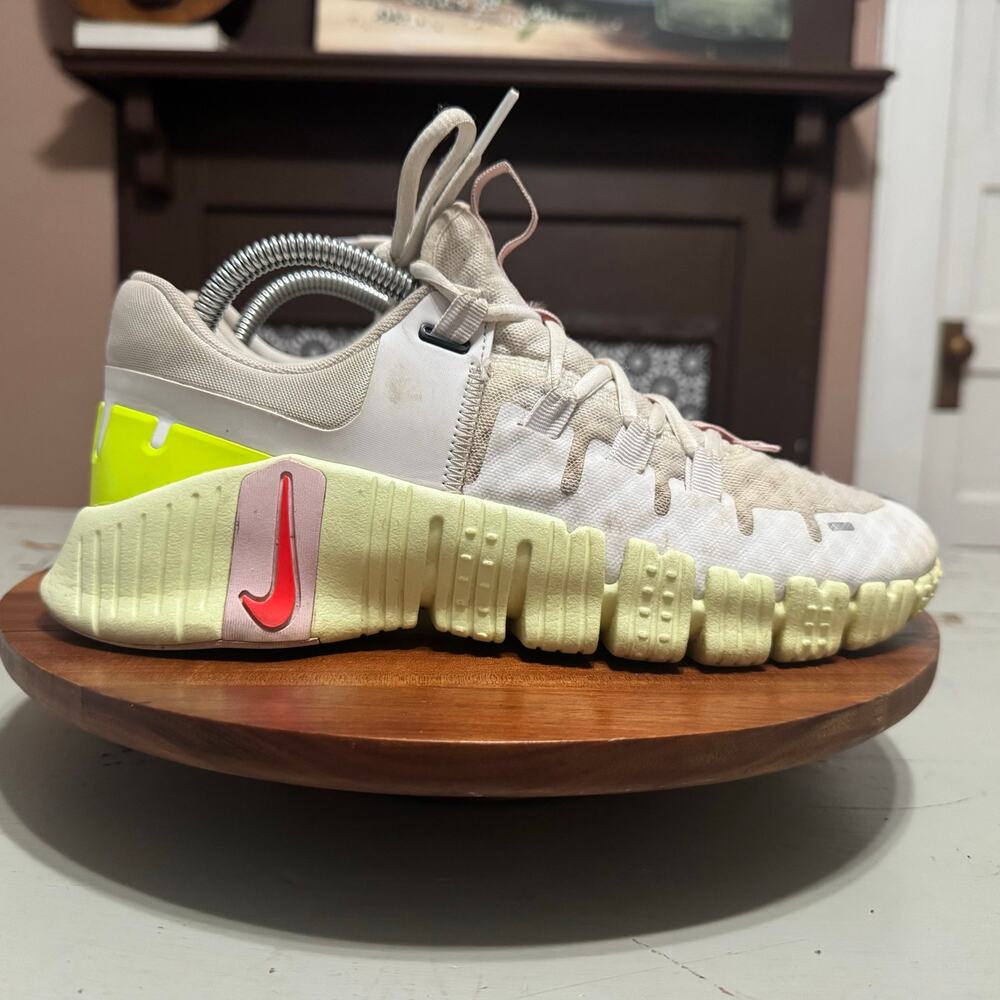 Nike Free Metcon 5 Womens Size 9 White Barely Volt Sneakers DV3950-200